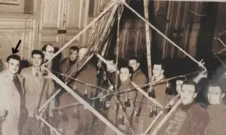 Préparation d'un lustre en lumière noire pour le bal de la lumière 1955