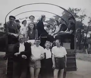 Le camion du SIEDS emprunté pour une sortie à la mer un dimanche de juin 1948